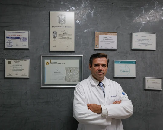 Dr. Saúl Ruiz Muñoz in his practice, in front of his diplomas